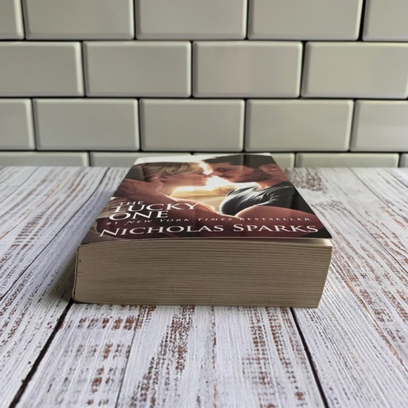 The Lucky One Nicholas Sparks Contemporary Romance Paperback - Picture 4 of 7